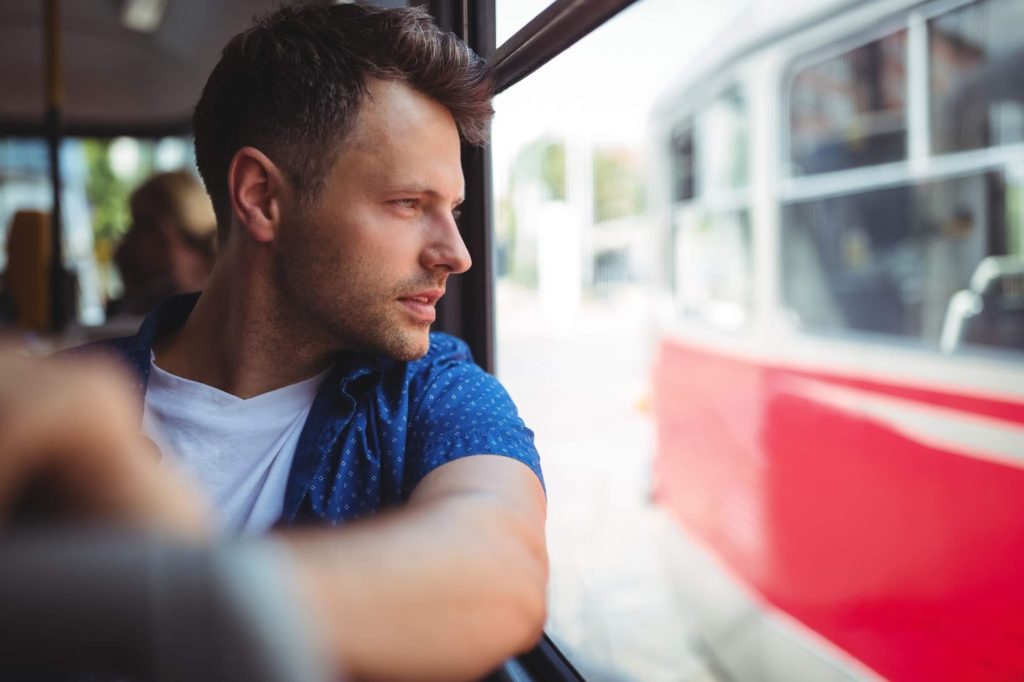 Postillon, Älterer Beitrag, aber immer noch lustig, wie ich finde: „Offensichtlich Geistesgestörter guckt aus Busfenster statt auf Smartphone“