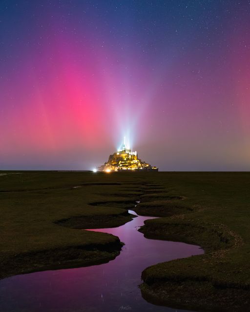 Celia Fenn: Aurora-Licht in Frankreich über Mont Saint Michel. 28.02.2023
