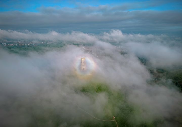 Amanda Lorence: Regenbogenringe, Glastonbury Tor.