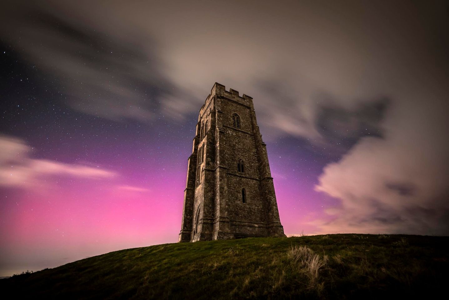 AURORA-FARBSPIEL AM GLASTONBURY TOR / Bei Amanda Lorence