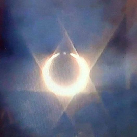 Wenn die Spiegelung der Sonnenfinsternis die Vereinigung von jüdischen und muslimischen Symbolen zeigt. Matías De Stefano