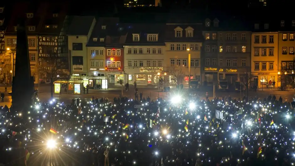 Feldtheorie — Großdemonstrationen sind in — Chnopfloch