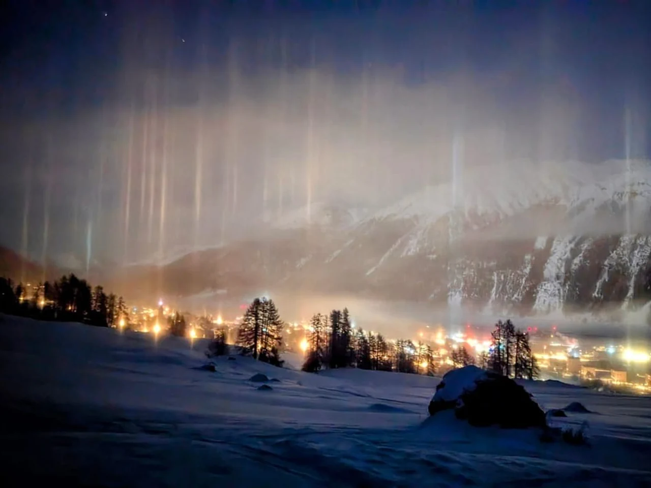 Mysteriöse Lichtsäulen im Engadin gesichtet