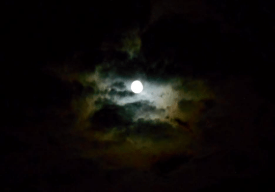 Zum heutigen Vollmond (26.September 26) – Wie zum Zerbersten und das verborgene Geheimnis darunter. Eva-Maria Eleni