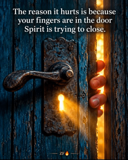 Der Grund, warum es wehtut, ist, dass deine Finger noch in der Tür stecken, die das Leben für dich zu schließen versucht. Zachary Fisher